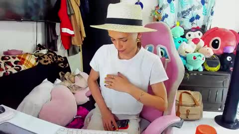 Snapshot of laurencesophiets chatting on 02-11-25, 10:50 SF online show from 02-11-25, 10:50