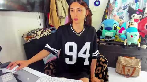 Snapshot of laurencesophiets chatting on 03-08-25, 04:50 SF online show from 03-08-25, 04:50