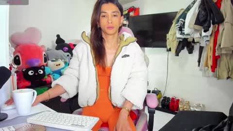 Snapshot of laurencesophiets chatting on 10-01-25, 02:01 SF online show from 10-01-25, 02:01