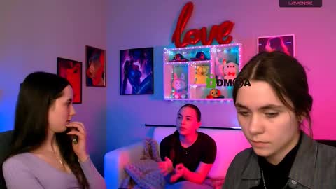 Laure online show from 03-25-26, 03:07