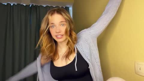 Snapshot of laurineleconey chatting on 03-03-26, 11:49 Bella online show from 03-03-26, 11:49