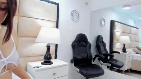 Snapshot of laurinrivas chatting on 10-13-25, 01:44 Laurin Rivas online show from 10-13-25, 01:44