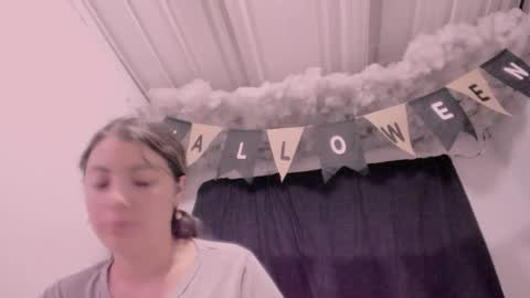 Snapshot of lauu_g chatting on 10-21-25, 10:05 Lauu G online show from 10-21-25, 10:05