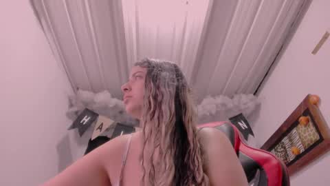 Snapshot of lauu_g chatting on 10-27-25, 11:25 Lauu G online show from 10-27-25, 11:25