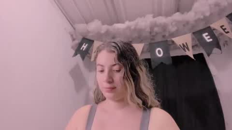 Snapshot of lauu_g chatting on 10-31-25, 09:54 Lauu G online show from 10-31-25, 09:54