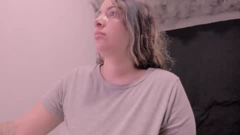 Snapshot of lauu_g chatting on 11-04-25, 10:14 Lauu G online show from 11-04-25, 10:14