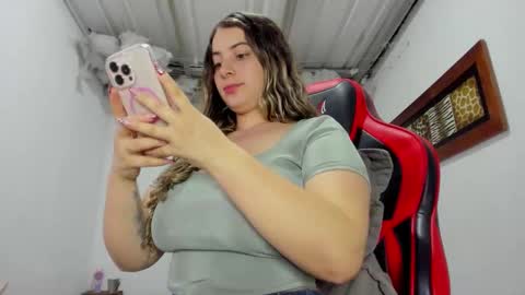 Lauu G online show from 12-22-25, 04:31