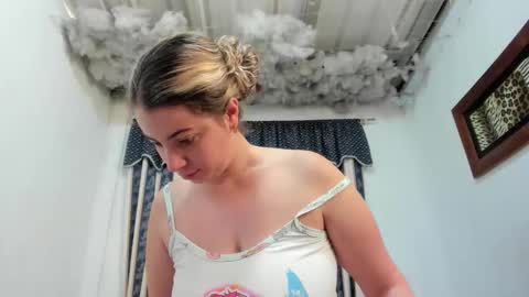 Snapshot of lauu_g chatting on 06-02-26, 01:35 Lauu G online show from 06-02-26, 01:35