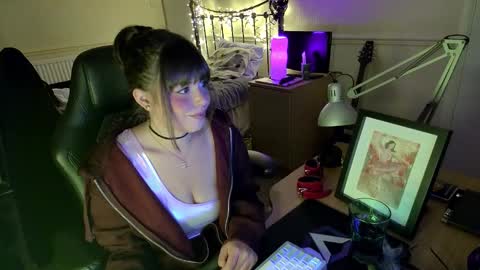 Snapshot of lavenderrzz19 chatting on 11-18-25, 01:48 Lavenderrzz online show from 11-18-25, 01:48