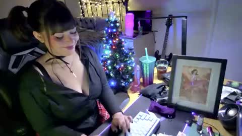 Snapshot of lavenderrzz19 chatting on 12-18-25, 02:23 Lavenderrzz online show from 12-18-25, 02:23