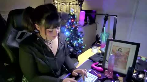 Snapshot of lavenderrzz19 chatting on 12-19-25, 02:24 Lavenderrzz online show from 12-19-25, 02:24