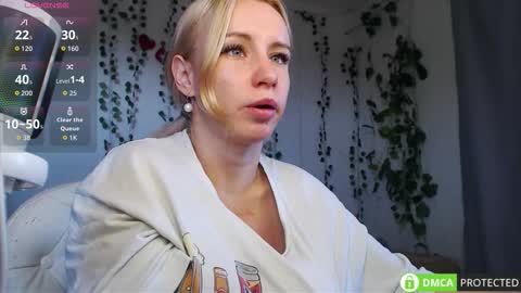 Mia online show from 09-19-25, 09:54