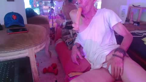 Laye19 online show from 01-21-25, 06:02