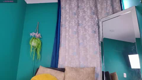 Snapshot of layla_17 chatting on 05-05-26, 04:04 layla_17 online show from 05-05-26, 04:04