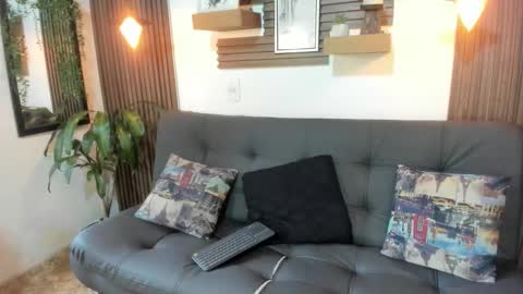 Layla online show from 11-12-25, 09:36