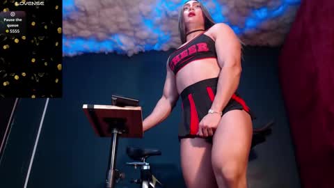 Snapshot of layla_dominac chatting on 10-11-25, 11:42 Layla help me with your thumbs up its important online show from 10-11-25, 11:42