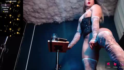 Snapshot of layla_dominac chatting on 10-31-25, 08:48 Layla help me with your thumbs up its important online show from 10-31-25, 08:48