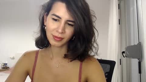 Layla online show from 10-08-25, 09:23