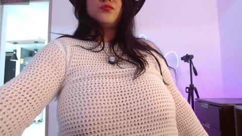 Snapshot of layna_cold chatting on 04-25-26, 05:21 Vannessa online show from 04-25-26, 05:21