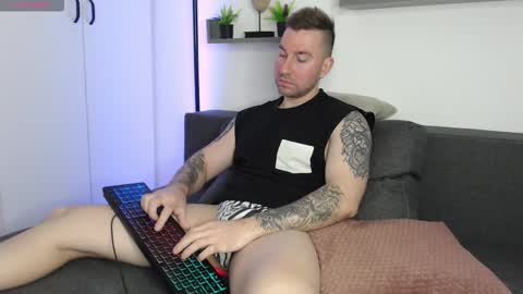 Snapshot of lazar_angels chatting on 09-28-25, 05:24 Laz online show from 09-28-25, 05:24