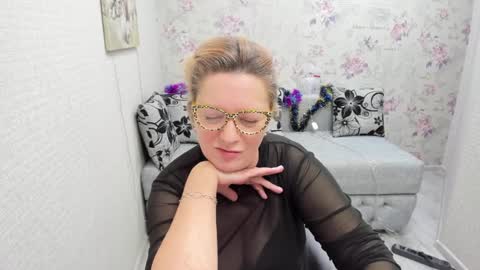 Snapshot of lea_fruit chatting on 01-11-25, 11:45 Lea online show from 01-11-25, 11:45