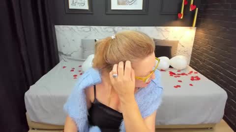 Snapshot of lea_fruit chatting on 02-15-25, 08:33 Lea online show from 02-15-25, 08:33