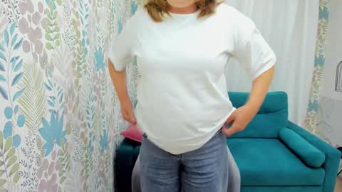 Snapshot of lea_fruit chatting on 09-20-25, 05:19 Lea online show from 09-20-25, 05:19