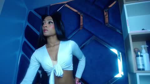 Snapshot of lea_sweetly chatting on 09-17-25, 01:24 lea sewwtly online show from 09-17-25, 01:24