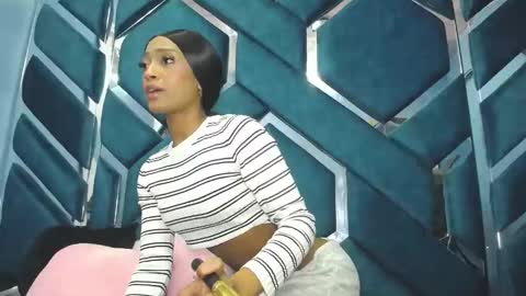 Snapshot of lea_sweetly chatting on 10-17-25, 01:25 lea sewwtly online show from 10-17-25, 01:25