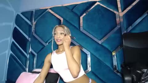 Snapshot of lea_sweetly chatting on 10-25-25, 01:07 lea sewwtly online show from 10-25-25, 01:07