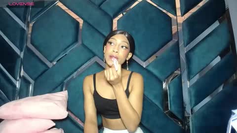 Snapshot of lea_sweetly chatting on 11-07-25, 01:00 lea sewwtly online show from 11-07-25, 01:00