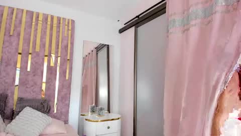 Snapshot of leahbarker chatting on 02-19-25, 09:58 Leah online show from 02-19-25, 09:58