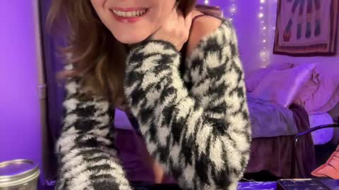 Leah Sparkles online show from 12-25-24, 05:05
