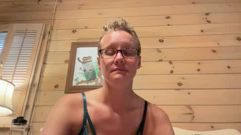 Snapshot of leahwilde chatting on 10-04-25, 09:02 Lee online show from 10-04-25, 09:02