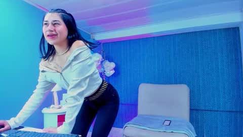 leamoreau__ online show from 12-18-25, 12:44