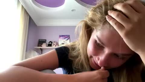 Taya online show from 06-18-26, 03:16