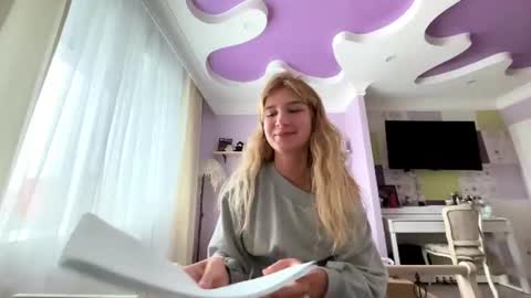 Taya online show from 06-19-26, 02:43