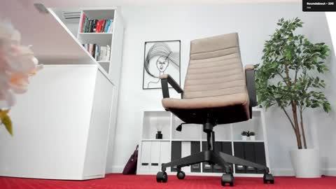 Elle  online show from 12-19-25, 03:19