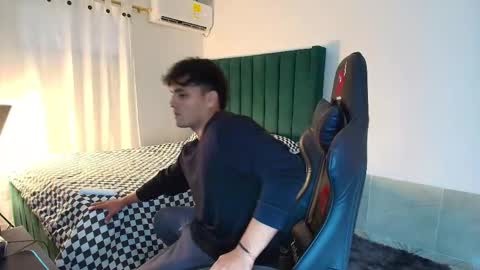 Snapshot of lei_77 chatting on 12-14-25, 09:08 Lei online show from 12-14-25, 09:08