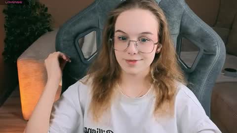 Snapshot of leiamurphy chatting on 05-10-26, 01:27 Leia online show from 05-10-26, 01:27