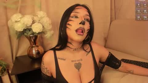 Snapshot of leiawong chatting on 10-22-25, 02:45 Leia online show from 10-22-25, 02:45