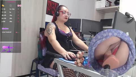 Snapshot of leidycrstnch21 chatting on 11-28-25, 03:25 LeidyDi223 online show from 11-28-25, 03:25