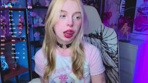 Snapshot of leiladwight chatting on 10-15-25, 04:07 Leila online show from 10-15-25, 04:07