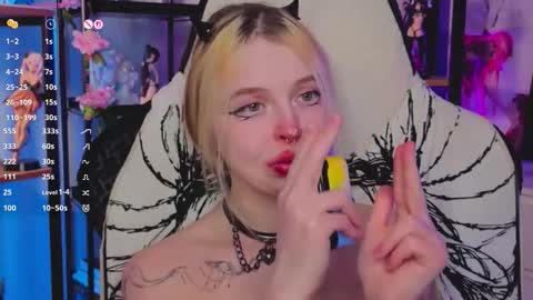 Snapshot of leiladwight chatting on 11-29-25, 04:10 Leila online show from 11-29-25, 04:10