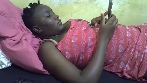 Snapshot of leilah_cute19 chatting on 04-25-26, 06:16 leilah_cute19 online show from 04-25-26, 06:16