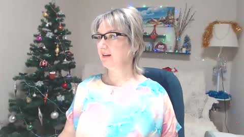 Snapshot of leilamays chatting on 12-17-25, 05:24 Leila Kinky online show from 12-17-25, 05:24