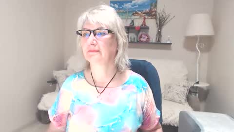 Snapshot of leilamays chatting on 06-11-26, 04:10 Leila Kinky online show from 06-11-26, 04:10