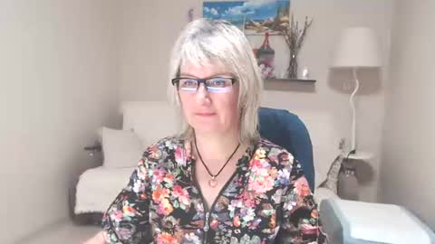 Snapshot of leilamays chatting on 06-25-26, 04:45 Leila Kinky online show from 06-25-26, 04:45
