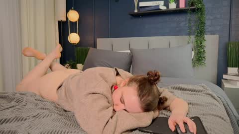 Lela online show from 01-29-25, 04:15