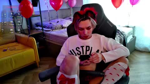 Snapshot of leon_yuugen chatting on 02-12-25, 08:16 Leon online show from 02-12-25, 08:16